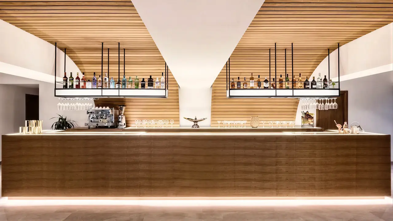 Nowoczesny bar w hotelu Bordoy Alcudia Port Suites