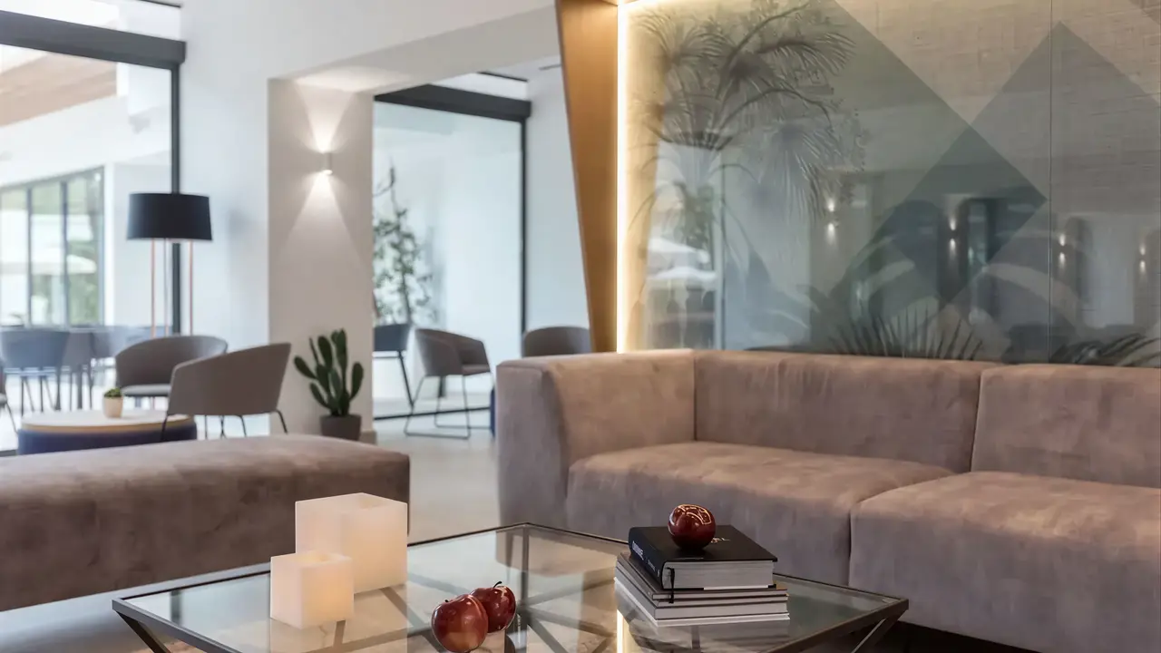 Nowoczesny salon z sofami w Bordoy Alcudia Port Suites