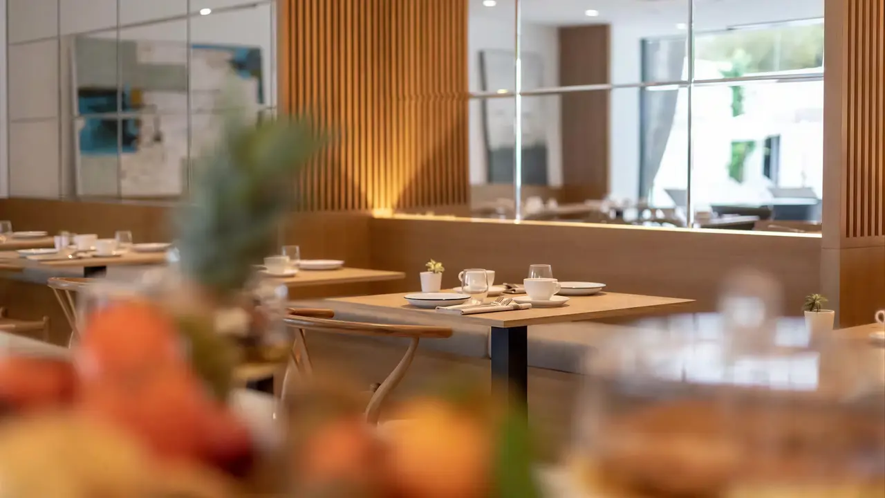 Restauracja w hotelu Bordoy Alcudia Port Suites z nakrytym stołem