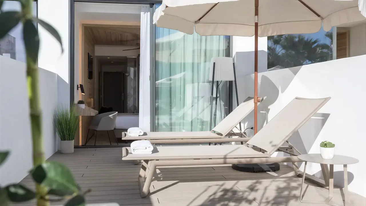 Taras z leżakami w Bordoy Alcudia Port Suites