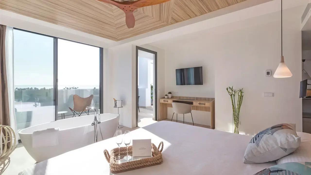 Nowoczesny pokój z łazienką w Bordoy Alcudia Port Suites