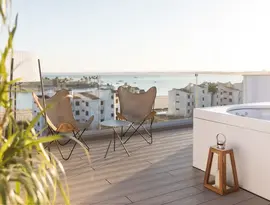 Prywatny taras z jacuzzi w Bordoy Alcudia Port Suites