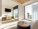 Nowoczesny salon w pokoju Bordoy Alcudia Port Suites