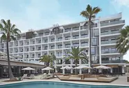 Nowoczesny budynek Bordoy Alcudia Port Suites z basenem i palmami