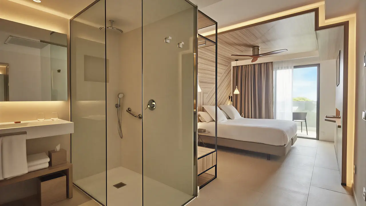 Sypialnia z łazienką w Bordoy Alcudia Port Suites
