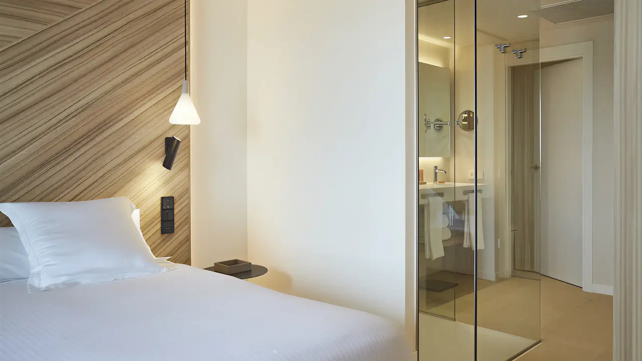 Nowoczesny pokój z łóżkiem w Bordoy Alcudia Port Suites
