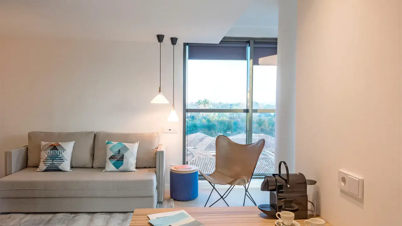 Przytulny pokój z sofą w Bordoy Alcudia Port Suites