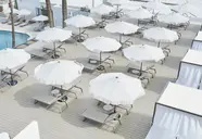 Leżaki i parasole przy basenie w Bordoy Alcudia Port Suites