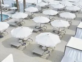 Leżaki i parasole przy basenie w Bordoy Alcudia Port Suites