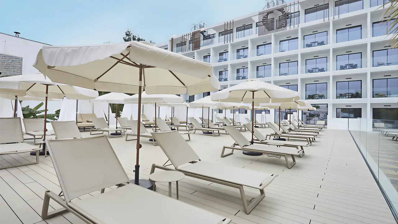 Leżaki pod parasolami w Bordoy Alcudia Port Suites