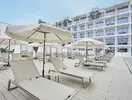 Leżaki pod parasolami w Bordoy Alcudia Port Suites