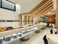 Bufet z jedzeniem w hotelu Brasil