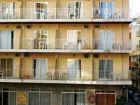 Elewacja budynku i basen w Brasil