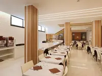 Jasna restauracja w Brasil z nakrytymi stołami
