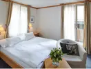 Sypialnia z dużym łóżkiem w Bristol (Adelboden)