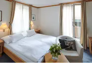 Sypialnia z dużym łóżkiem w Bristol (Adelboden)