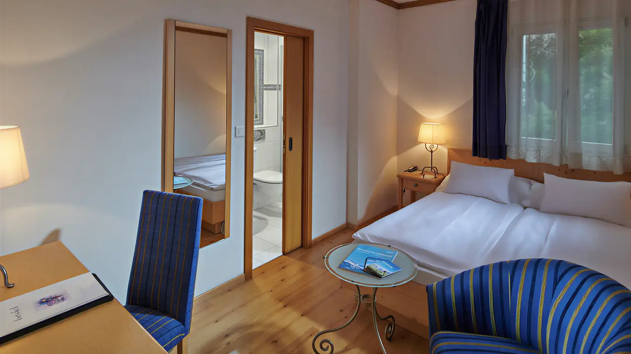 Wnętrze pokoju z łóżkiem w Bristol (Adelboden)