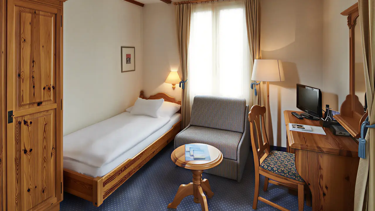 Pokój z łóżkiem i biurkiem w Bristol (Adelboden)