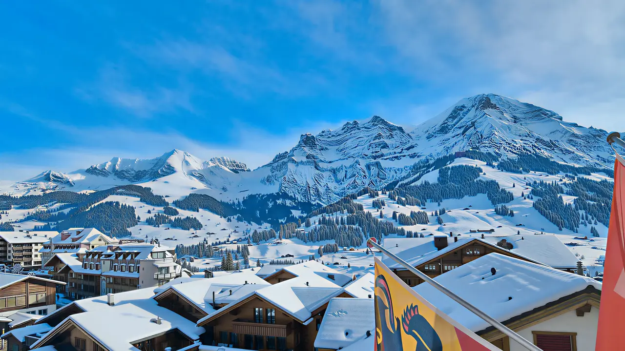 Widok na zabudowania Bristol (Adelboden) w zimowych górach