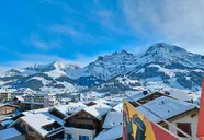 Widok na zabudowania Bristol (Adelboden) w zimowych górach