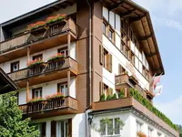 Elewacja budynku Bristol (Adelboden) z drewnianymi balkonami