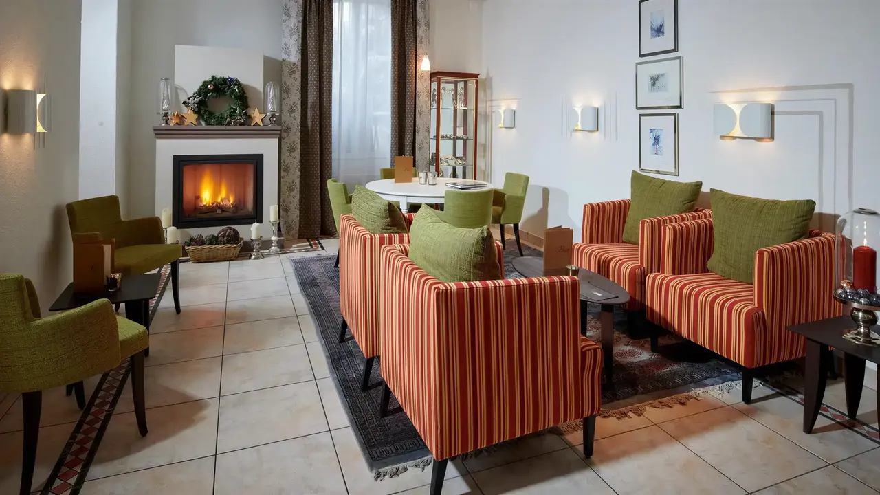 Wnętrze eleganckiego salonu w Bristol (Adelboden) z kominkiem