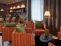 Elegancki bar z wygodnymi fotelami w Bristol (Adelboden)
