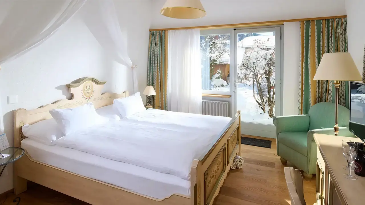Przytulna sypialnia w Bristol (Adelboden) z dużym łóżkiem