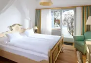 Przytulna sypialnia w Bristol (Adelboden) z dużym łóżkiem