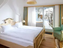 Przytulna sypialnia w Bristol (Adelboden) z dużym łóżkiem