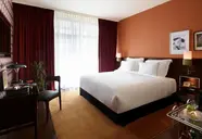 Nowoczesna sypialnia z dużym łóżkiem w Brown Acropol
