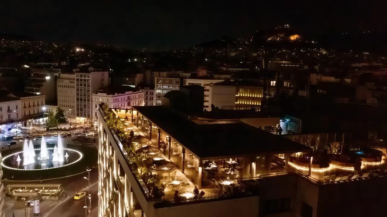 Nocna panorama miasta i budynek Brown Acropol