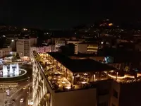 Nocna panorama miasta i budynek Brown Acropol