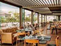 Restauracja w hotelu Brown Acropol z widokiem na zewnątrz