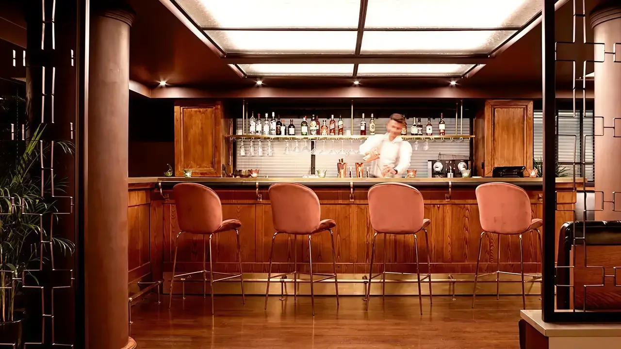 Elegancki bar w Brown Acropol z wysokimi hokerami