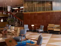Elegancki lobby w Brown Acropol z nowoczesnymi fotelami