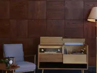 Wnętrze z fotelem i radiem w Brown Acropol