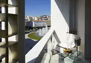 Balkon z widokiem na miasto w Brown Acropol