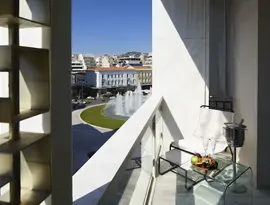 Balkon z widokiem na miasto w Brown Acropol