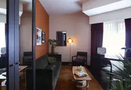 Wnętrze pokoju wypoczynkowego w Brown Acropol