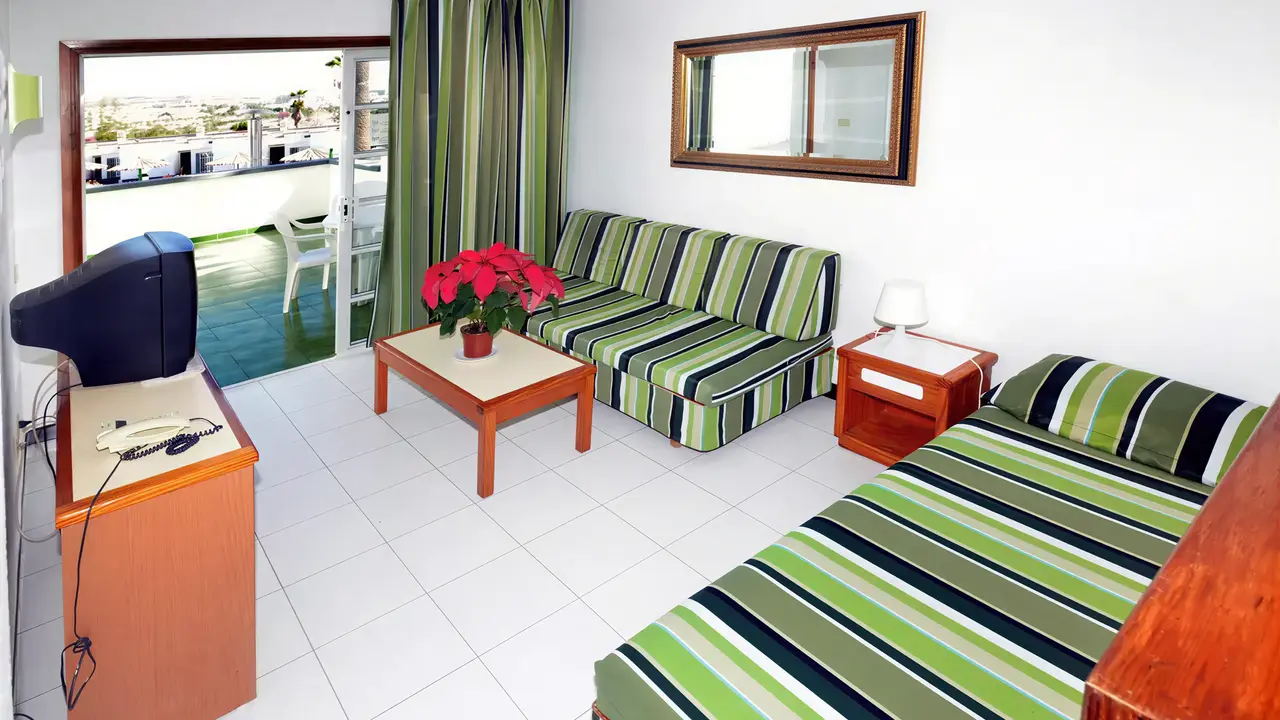 Wnętrze pokoju z łóżkiem w Bungalows Vista Oasis