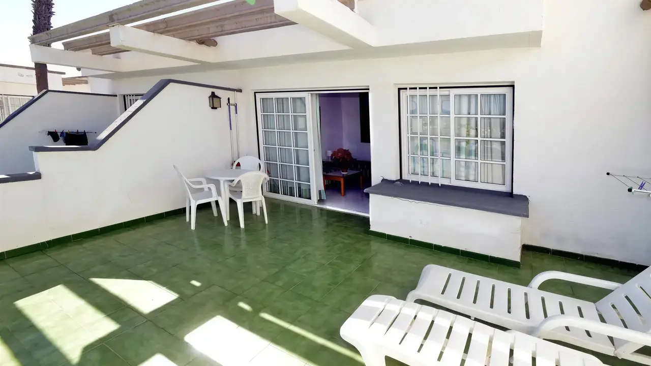 Prywatny taras z leżakami w Bungalows Vista Oasis