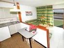 Wnętrze pokoju z aneksem kuchennym w Bungalows Vista Oasis