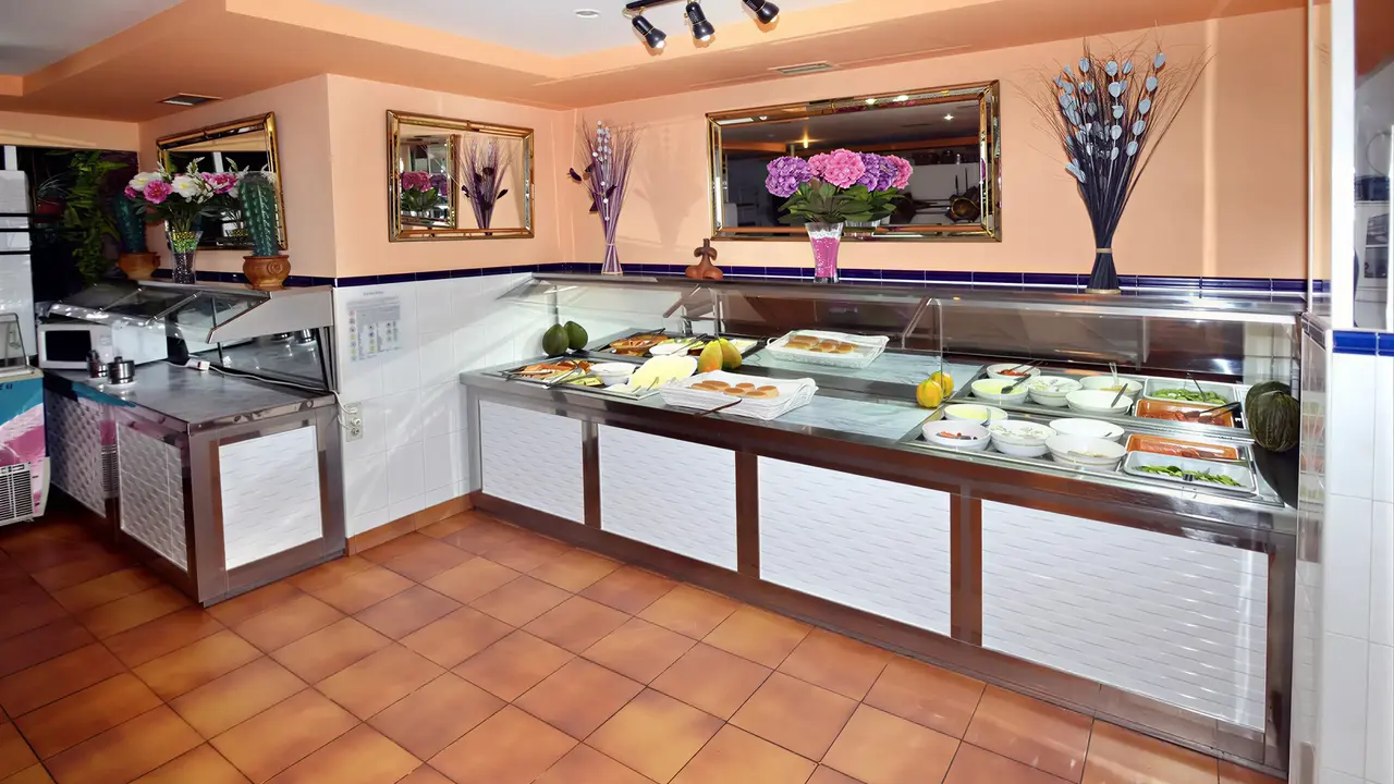 Bufet z jedzeniem w hotelu Bungalows Vista Oasis