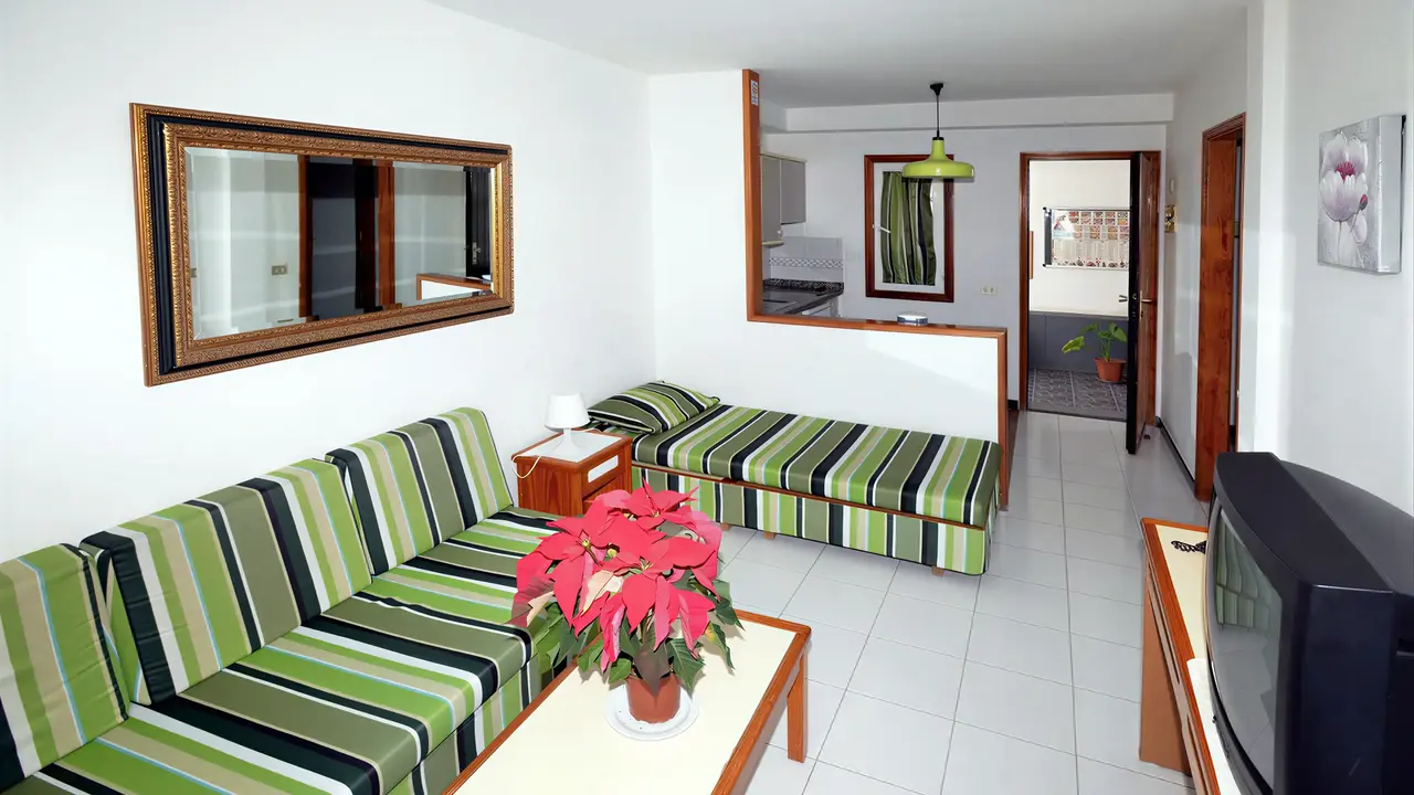 Salon z kanapą w pokoju Bungalows Vista Oasis