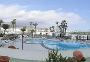 Widok na kompleks basenowy w Bungalows Vista Oasis