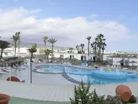 Widok na kompleks basenowy w Bungalows Vista Oasis