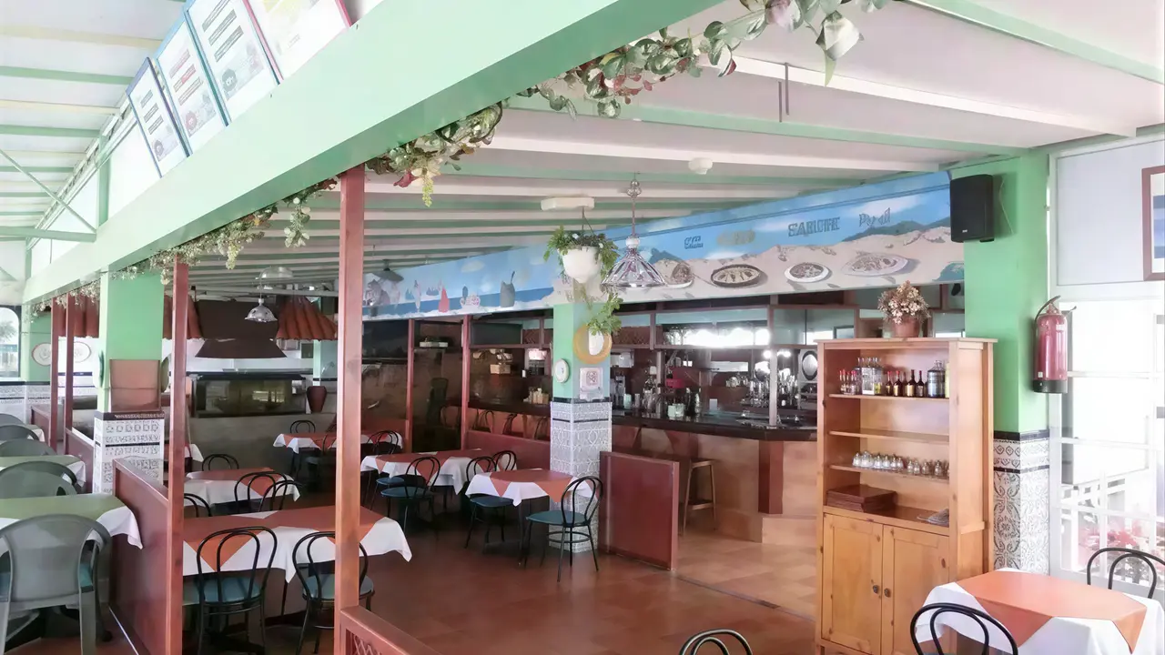 Restauracja w Bungalows Vista Oasis z ustawionymi stolikami