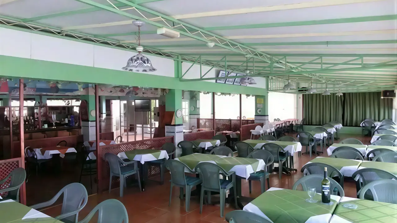 Restauracja w Bungalows Vista Oasis z ustawionymi stolikami