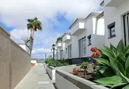 Białe budynki i ścieżka w Bungalows Vista Oasis